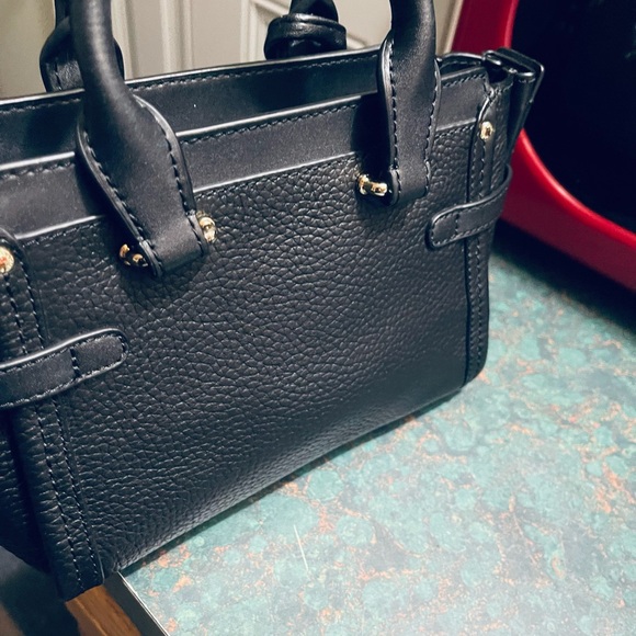 Black pebble leather Coach satchel with gold hardware - Picture 4 of 6